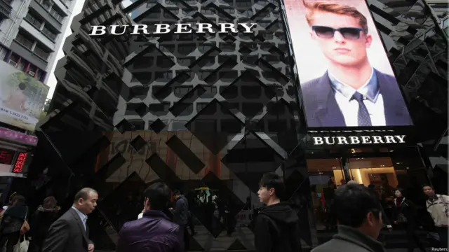 中国内地的豪华消费减少，但中国人越来越多到海外购物。