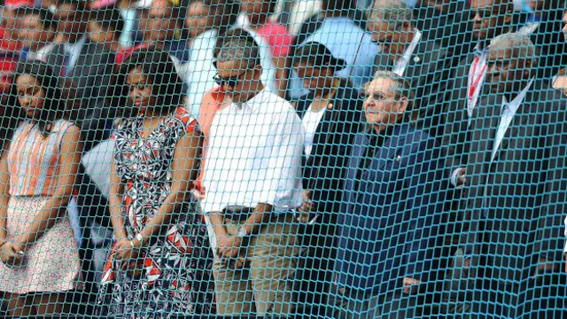En el Estadio Latinoamericano, sede del juego de pelota, guardaron un silencio por las víctimas de los atentados de Bruselas del 22 de marzo.
