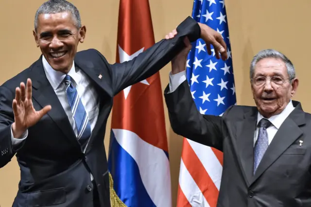 Chủ tịch Castro muốn cùng Tổng thống Obama thắt chặt nắm tay nhưng vị khách Hoa Kỳ rũ bàn tay xuống ra vẻ tù chối