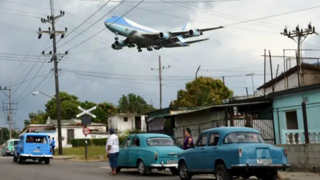 Los cubanos pusieron mucha esperanza en la visita de Obama. En la foto, el avión Air Force One que lo condujo a la isla, sobrevolando un barrio habanero.