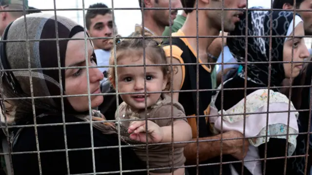 یوناني چارواکي وايي، شاوخوا ۶۰ زره کډوال د اژ ټاپو د کډوالو پنډغالي کې اوسېږي.