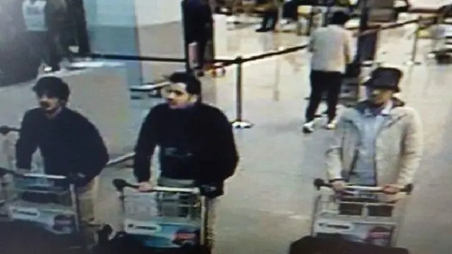 الرجلان إلى اليسار يعتقد أنهما فجرا نفسيهما