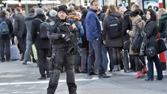 تم تشديد الإجراءات الأمنية وإغلاق خطوط المواصلات المحلية والدولية