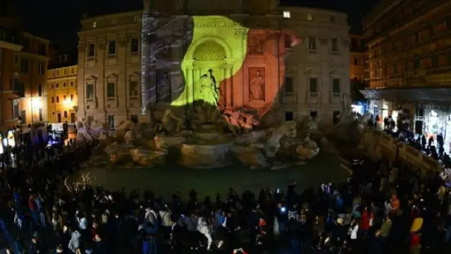 العلامات الدولية مثل برج إيفل ونافورة تريفي في روما أضيئت بألوان العلم البلجيكي تحية للضحايا