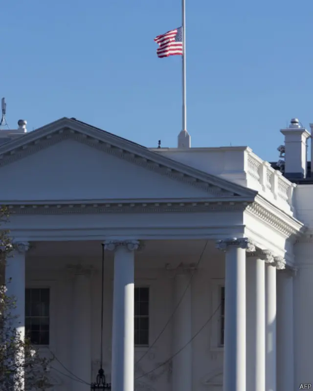 وائٹ ہاؤس پر امریکی پرچم سرنگلوں کیا گیا۔