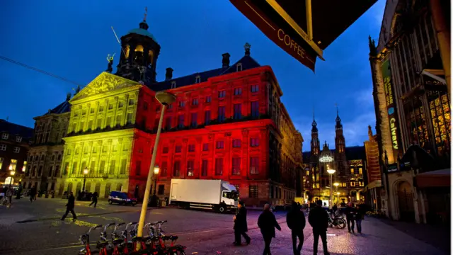 ہالینڈ میں بھی عمارات کو بیلجیئم کے جھنڈے کے رنگوں سے روشن کیا گیا۔ 