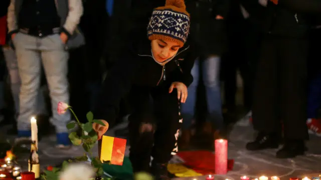 برسلز میں حکام کا کہنا ہے کہ ان تینوں دھماکوں میں 30 سے زائد افراد ہلاک ہوئے ہیں اور تقریباً 200 افراد زخمی ہیں۔