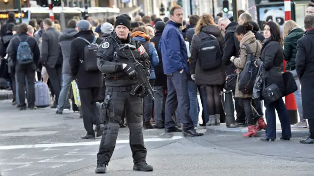 布鲁塞尔一个巴士站旁的警察