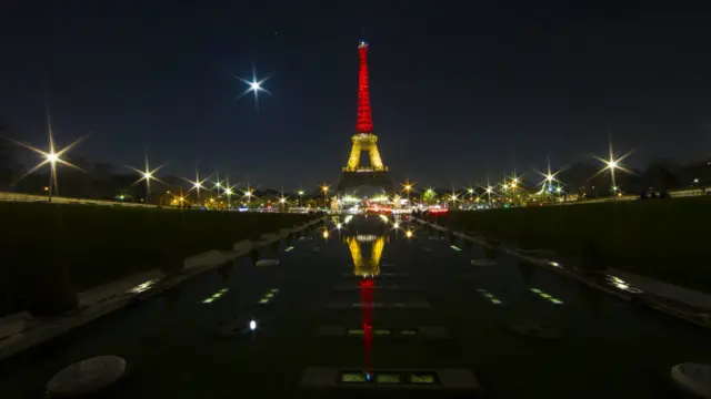 巴黎埃菲尔铁塔亮起了比利时国旗的颜色