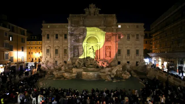民众在罗马特雷维喷泉前聚集悼念布鲁塞尔的遇害者