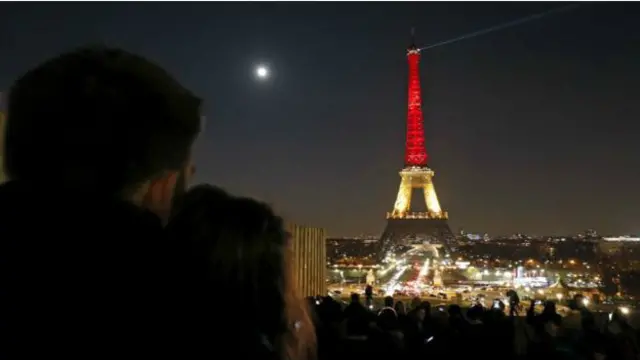 Eyfel qülləsi Belçika bayrağının rənginə boyanıb