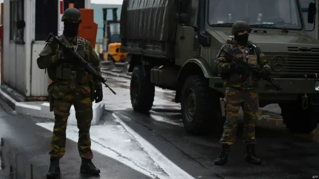 比利时士兵封锁了路口要道进行检查。