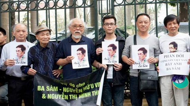 Những người ủng hộ blogger Anh Ba Sàm trước Tòa án Nhân dân TP Hà Nội