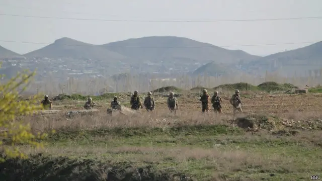 Кербен-Ала-Бука унаа жолундагы блок-постто турган аскерлеринин санын жыйырмадан сегиз кишиге чейин кыскартты деп айтылган. Бирок чек арадагы аскерлер саны кыскарганы байкалбайт. Посттон бир нече алыстыкта турган өзбек чек арачылары.