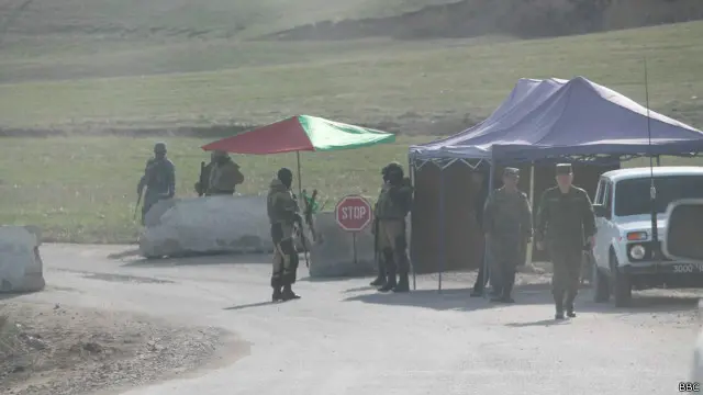 Жолдун эки тарабында эки өлкө чек арачылары.