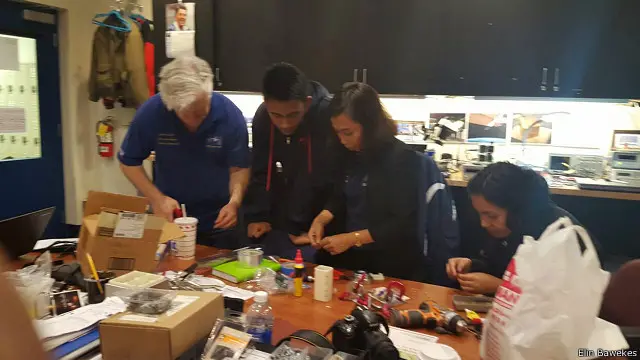 Para siswa SMA Unggul Del menyiapkan perangkat eksperimen.