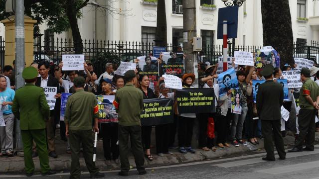 Một số người dân đứng ngoài tòa bày tỏ ủng hộ ông Nguyễn Hữu Vinh