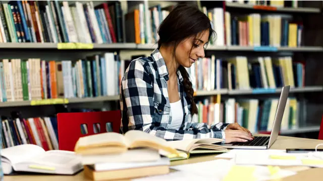 Девушка в библиотеке