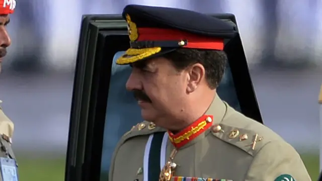 جب فوج کا کوئی سربراہ یہ کہتا ہے کہ وہ بلا امتیاز احتساب کی حمایت کرتا ہے تو اس کا مطلب یہی لیا جاتا ہے کہ ہر سیاستداں کا بلا امتیاز احتساب