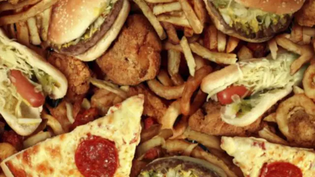 午夜之後，垃圾食品會顯的更誘人。(Thinkstock)