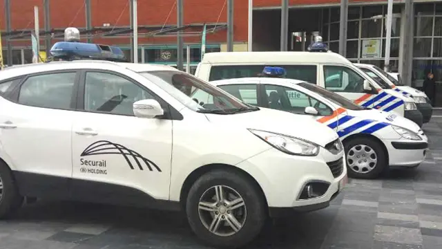 魯汶火車站前的警車