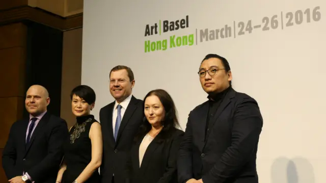 巴塞尔艺术展总监团队:全球总监Marc Spiegler(左一),亚洲总监黄雅君(左二),“光映现场”策展人李振华(右一)。