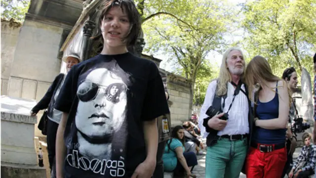 粉丝在巴黎拉雪兹公墓缅怀大门乐队主唱吉姆·莫里森。(图片来源:Getty Images)