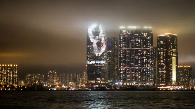 日本艺术家宫岛达男创作的灯光投影《Time Waterfall》