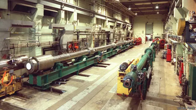 कुछ विश्वविद्यालय अब भी एयरोस्पेस इंजीनियरिंग के लिए गैस गन का इस्तेमाल करते हैं.