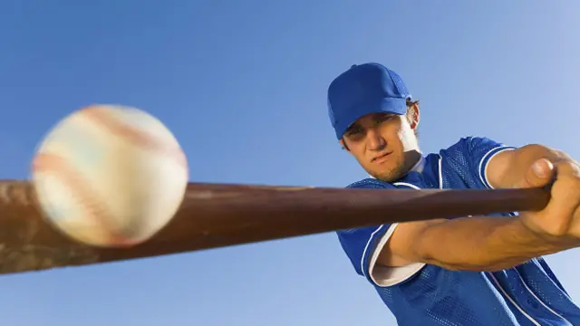 У профессионального бейсболиста есть лишь несколько миллисекунд на то, чтобы решить, как отбить летящий мяч