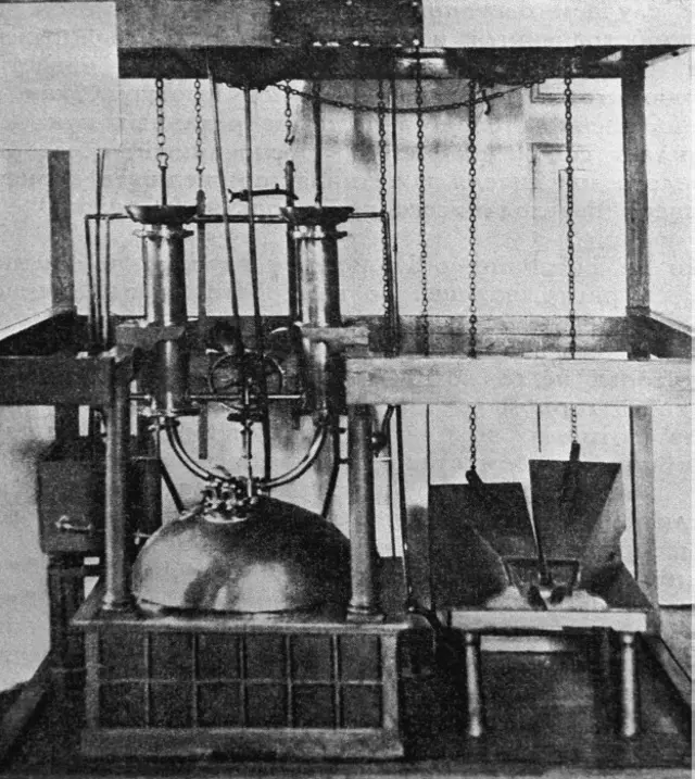 Макет машины Ползунова в музее в Барнауле