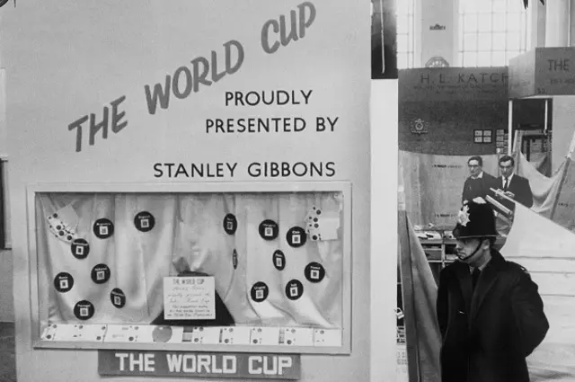 La exposición del trofeo Jules Rimet antes del campeonato Mundial de Fútbol 1966... sin la copa.