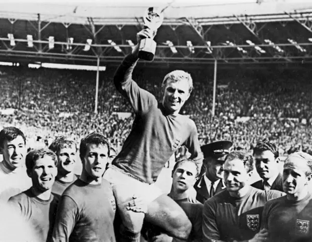 Bobby Moore levantó la copa en el estadio y más tarde a Pickles, en el balcón del hotel donde festejaban.