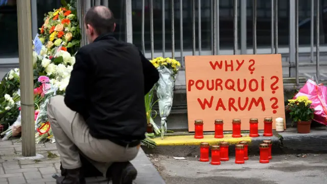 Цветы и свечи в честь жертв взрывов