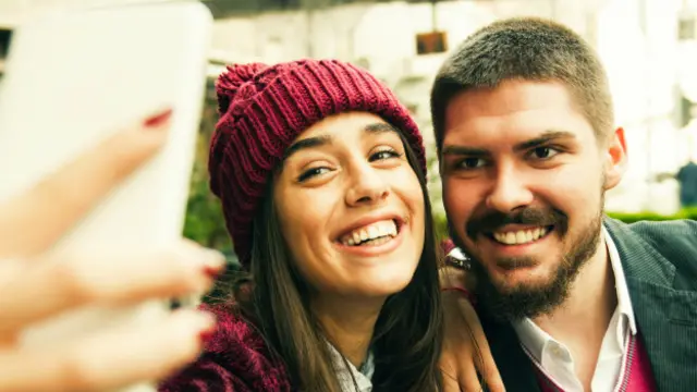 Dos jóvenes tomándose una "selfie"