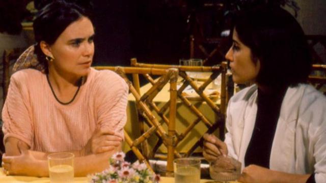 Una escena de la telenovela brasileña Vale todo (1988), con las actrices Regina Duarte (izq) y Gloria Pires (der).