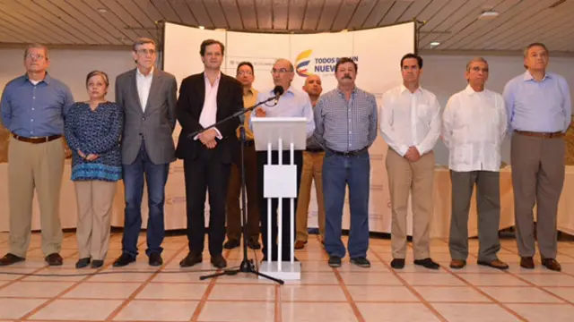 Humberto De la Calle rodeado por el equipo de negociadores del gobierno