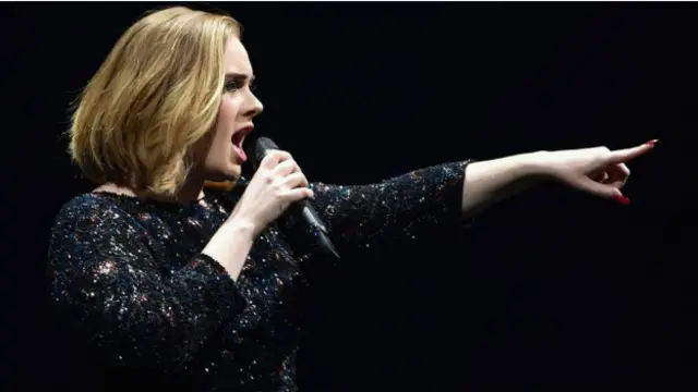 Adele beri penghormatan korban bom Brussels