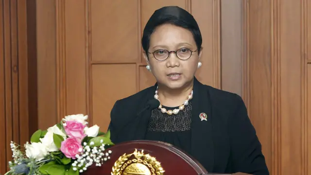 Menlu Retno Marsudi menolak menjawab apakah Indonesia lebih memberi porsi besar kepada opsi uang tebusan.