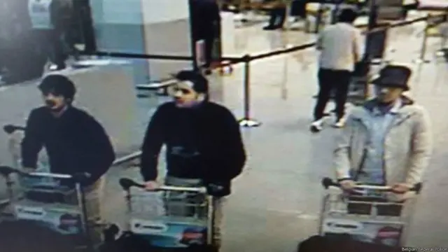 未引爆攜帶炸彈逃離布魯魯塞爾機場的男子的身份仍然沒有被查明,這就是出現在監視視頻右邊戴帽子的男子。