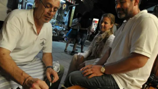 薩拉熱窩市中心的波斯尼亞人正在共進咖啡。（Elvis Barukcic/AFP/Getty）