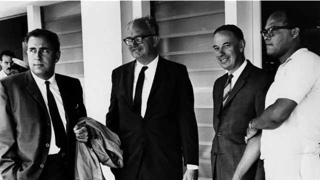 На снимке 1964 года Джеральд Булл (крайний слева) - в Институте космических исследований при Университете Макгилла в Канаде