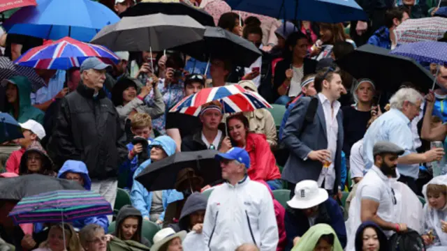 你要为下雨天感到抱歉，还是要为被人撞到而表示抱歉？