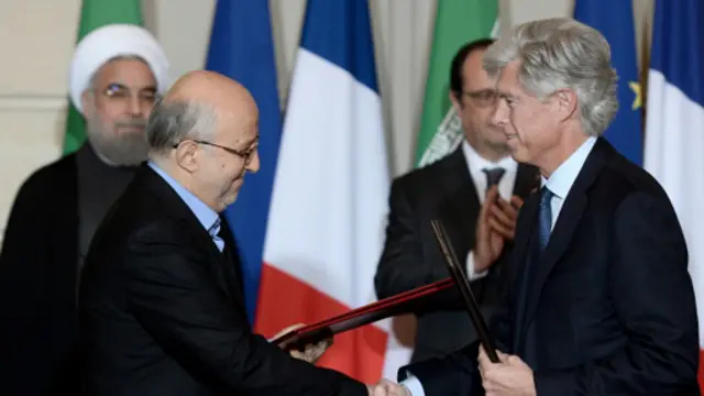 از چپ به راست: روحانی، مدیرعامل شرکت ملی نفت ایران، رئیس جمهوری فرانسه، رئیس بخش اکتشاف توتال - قرارداد همکاری ایران و توتال در سفر روحانی به پاریس منعقد شد