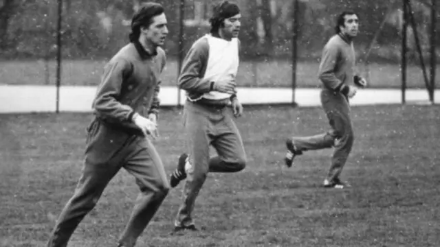 1975年的克鲁伊夫效力巴塞罗那,与队友训练。