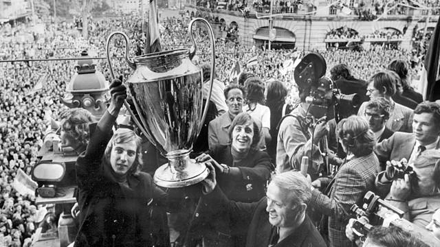 Cruyff con una de las Copas de Europa ganadas con el Ajax