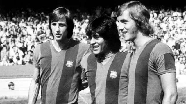 Johan Cruyff, Barcelona forması ile Hugo Sotil (ortada) and Johan Neeskens'le (sağda)