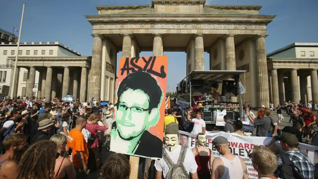 امریکہ میں انسانی حقوق کی دو تنظیموں نے ایک مہم کا آغاز کیا ہے جس میں صدر اوباما سے مطالبہ کیا گیا ہے کہ وہ سنوڈن کو معاف کر دیں