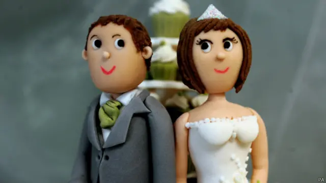 婚后5、6年成为婚姻触礁的“最危险期”，不难理解。一方面新鲜劲儿过去了，温情的面纱放下，暴露出真实的“丑恶嘴脸”。另一方面家庭开始扩大，生儿育女平添压力烦恼。