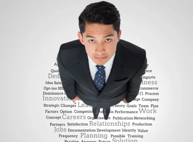 Una persona parada sobre una serie de palabras que reflejan sus cualidades